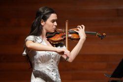 Música interpretando el violín en un teatro