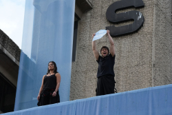 artistas en performance en espacio público