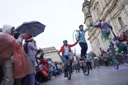 artistas en plaza de bolivar