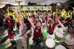 artistas en desfile navideño