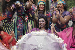 artistas en desfile navideño