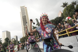artistas en desfile navideño