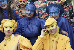 artistas en desfile navideño