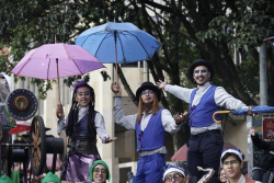 artistas en desfile navideño