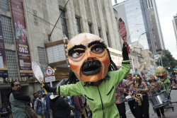 artistas en desfile navideño