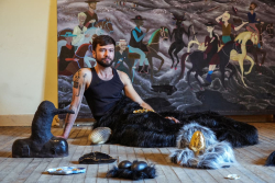 artista posando con su obra