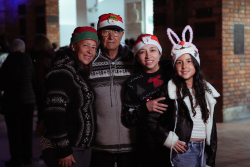 familia disfrutando de cuadras navideñas