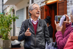 Personas en recorrido patrimonial en Usaquén