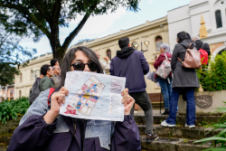 Personas en recorrido patrimonial en Usaquén