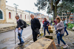 Personas en recorrido patrimonial en Usaquén