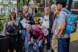 Personas en recorrido patrimonial en Usaquén