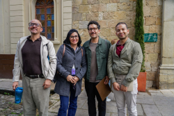 Personas en recorrido patrimonial en Usaquén