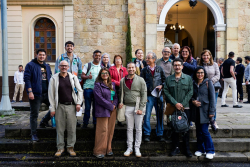Personas en recorrido patrimonial en Usaquén