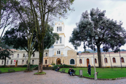 Personas en recorrido patrimonial en Usaquén