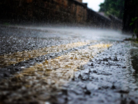 Lluvia sobre asfalto