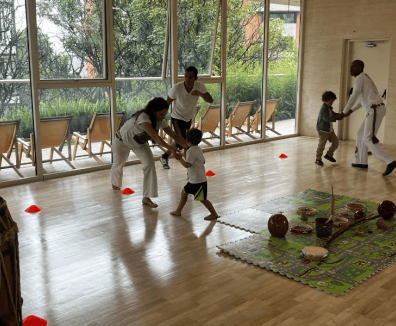 Niños en clase de Capoeira.