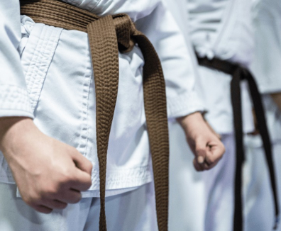Personas en uniforme de karate.
