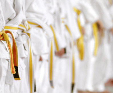 Niños en uniforme de Karate.