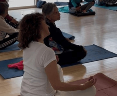 Personas en clase de yoga.