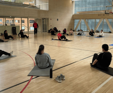 Personas en clase de yoga.
