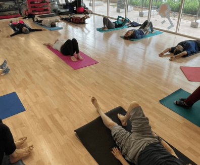 Personas en clase de yoga.