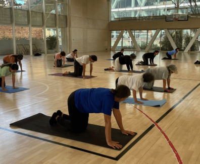 Personas en clase de Yoga.
