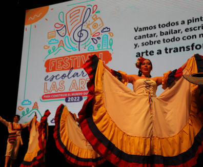 Festival Escolar de las Artes - Grupo de jóvenes bailando música colombiana