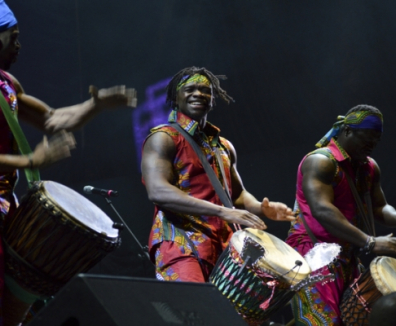 becas para licenciatura en música - grupo de música con tambores