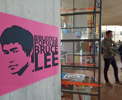 Convocatorias para artistas - Afiche que dice Biblioteca popular Bruce Lee