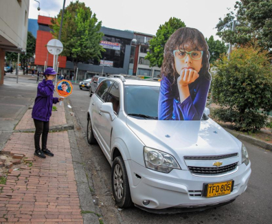 Carro mal parqueado