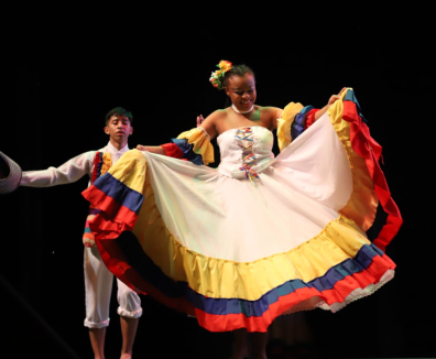 personas danzando