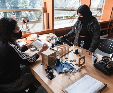 dos personas en una mesa