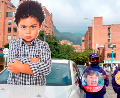 Cartel de niño bravo en el parabrisas un vehículo