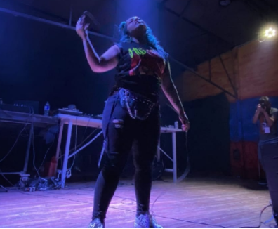 mujer cantando
