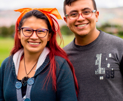 Dos personas sonriendo