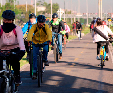 personas montando bicicleta