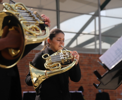 Mujer y hombre tocando tuba en un concierto