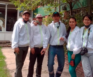 cuatro personas mirando a la cámara