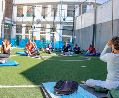 personas practicando yoga