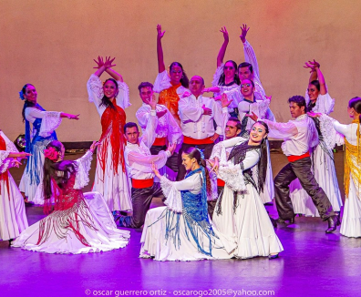Ballet Tierra Colombiana - Personas bailando