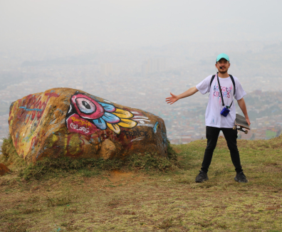 May Rojas - hombre con piedra pintada