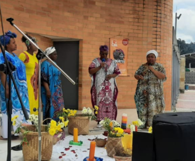 Mujeres afrocolombianas cantando