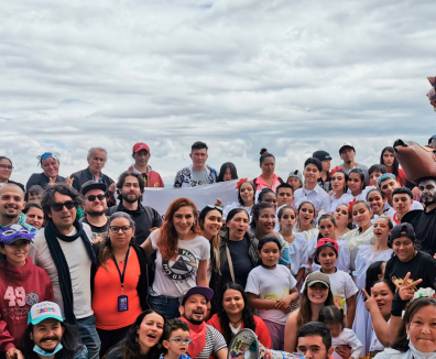 grupo de niñas, niños, jóvenes y adultos