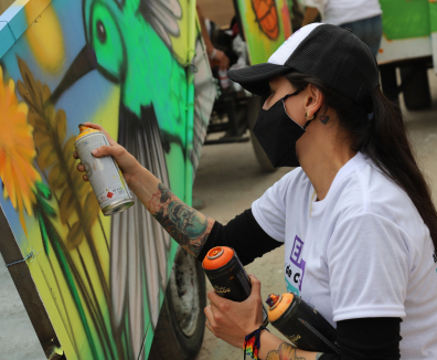 Arte urbano - mujer pintando con aerosol