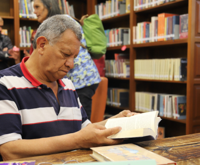 Usuario de biblioteca lee libro