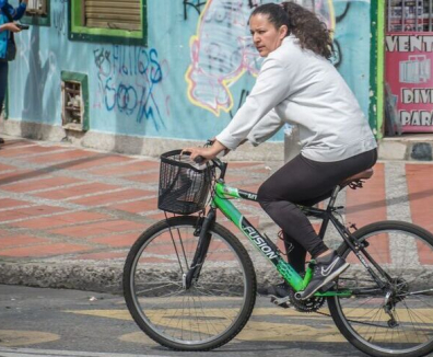 Mujer montando bicicleta