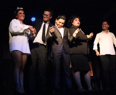 Grupo de hombres y mujeres celebrando