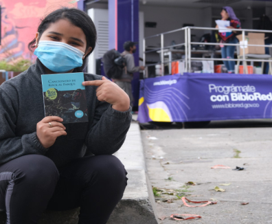 Niño con libro