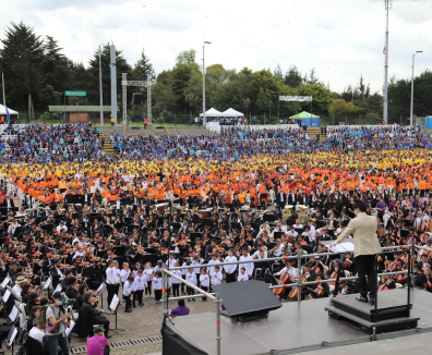 miles de niños en escenario