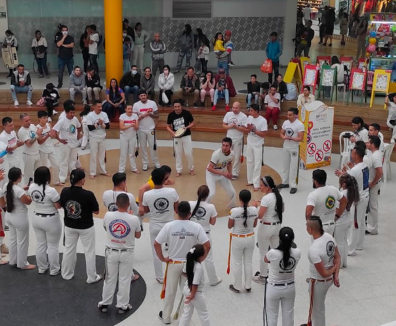grupo de jóvenes bailando capoeira